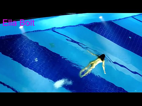 ❤️ Je ne peux pas m'arrêter de regarder, jeune blonde prise en train de nager nue dans la piscine de la station ELLA BOLT. Vidéo de sexe at us ❤
