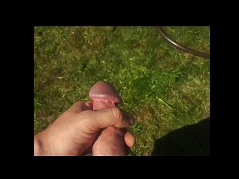 ❤️ Une chaudasse se fait baiser la chatte rose et jouit avec une giclée dans un jardin d'été... Vidéo de sexe at us ❤