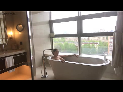 ❤️ Une énorme nana se branlant passionnément la chatte dans la salle de bains Vidéo de sexe at us ❤