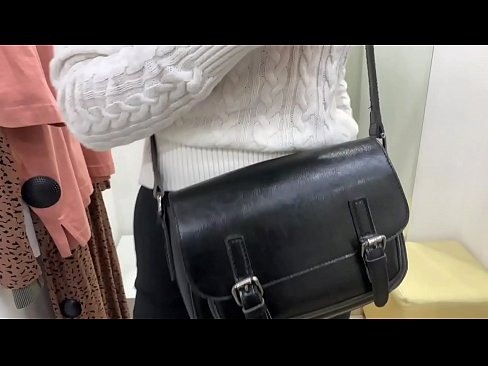 ❤️ Masturbation publique de la jeune salope FeralBerry avec un gode dans la cabine d'essayage Vidéo de sexe at us ❤