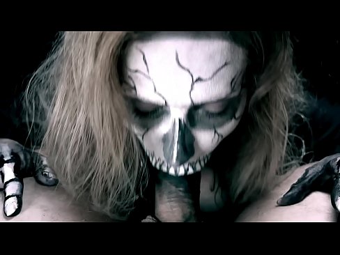 ❤️ Une fille démoniaque suce une bite avec sa bouche noire et avale le sperme. Vidéo de sexe at us ❤